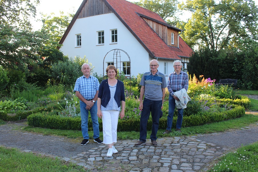 Wilfried Göker (links), Fritz Thoms-Meyer (rechts) und Friedrich Klanke haben Bianca Winkelmann über das neue Heuerlingshaus informiert.