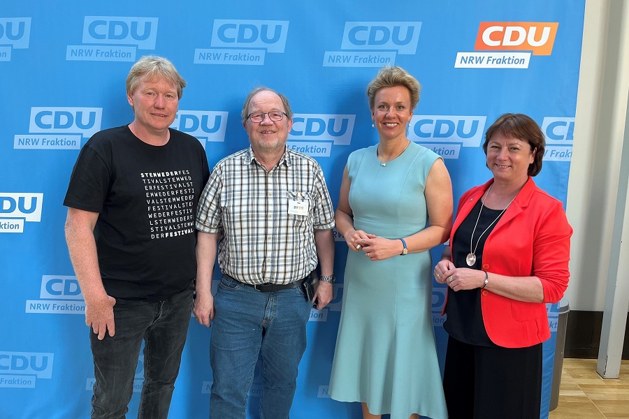 Lars Schulz (von links), Wilhelm Lindemann, Kulturministerin Ina Brandes und Bianca Winkelmann haben bei einem Werkstattgespräch in Düsseldorf über das Life House in Stemwede gesprochen.